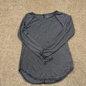 Womens Athleta long sleeve Sz M